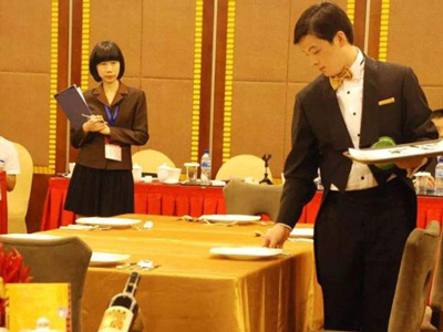 西餐厅服务员服装有什么要求?
