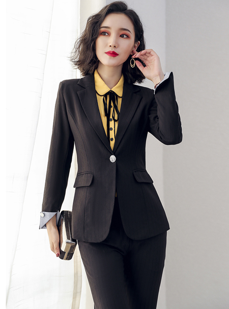 女式西装里面配什么衣服比较好看9