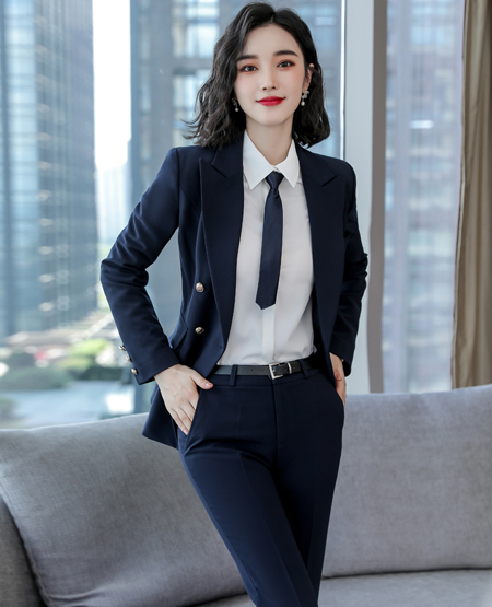女式西装里面配什么衣服比较好看1