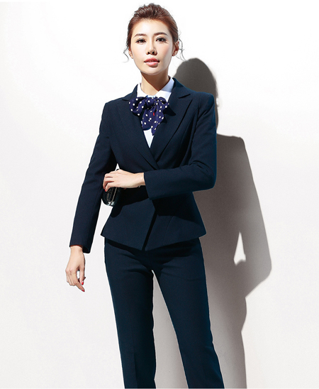 女式西装里面配什么衣服比较好看8
