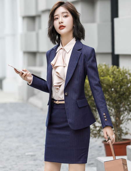 女式西装里面配什么衣服比较好看10